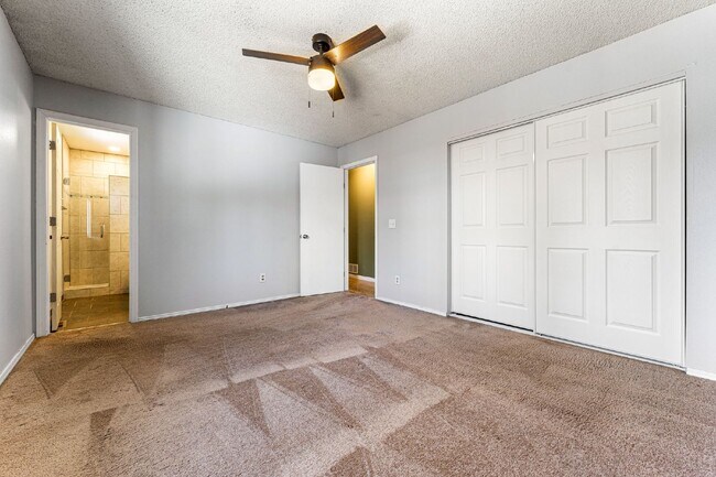Building Photo - Beautiful 3 Bed, 2 Bath Home in Aurora with Backyard and Deck!