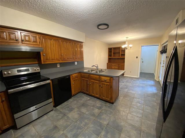 Building Photo - 606 Old Country Rd