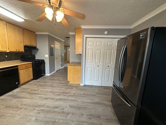 Building Photo - Cute and Cozy 2 Bed, 1.5 Bath Townhome in the Meadows!