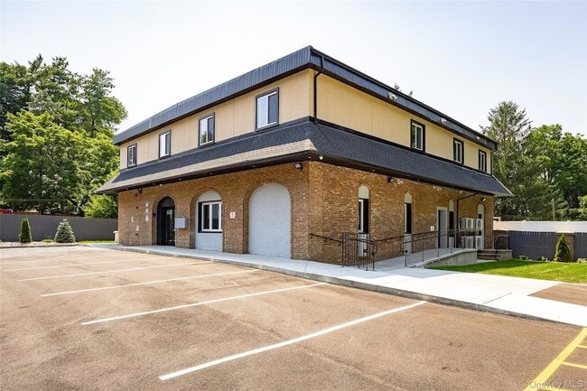 Building Photo - 126 Innis Ave