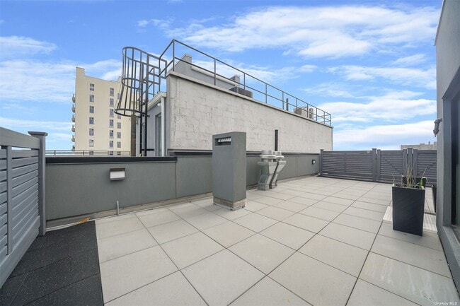 Building Photo - 163 B 96th St