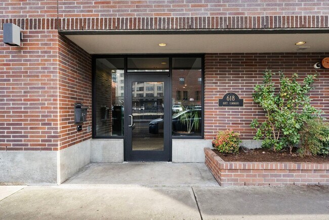 Building Photo - 618 NW 12th Ave