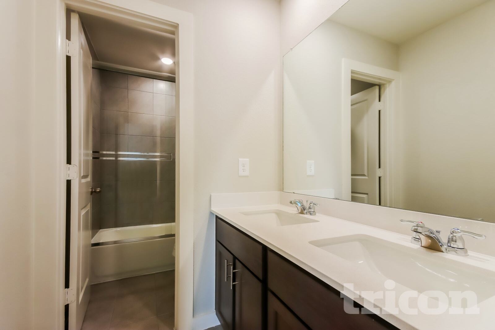 Building Photo - 9835 Willow Creek Commerce Dr