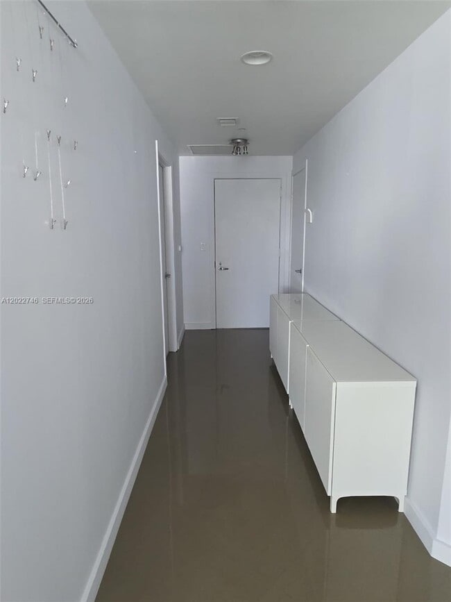 Building Photo - 1060 Brickell Ave