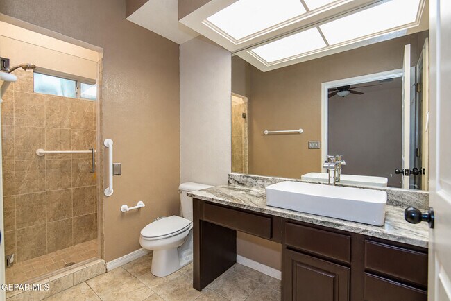 Building Photo - 6520 Grand Ridge Dr