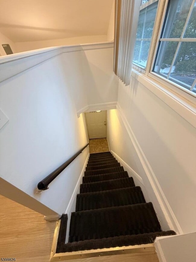 Building Photo - 131 Pine St