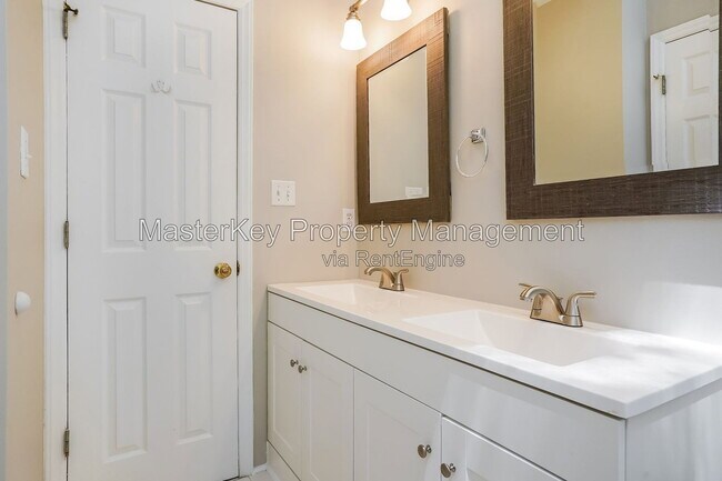 Building Photo - 1600 Nesfield Pl