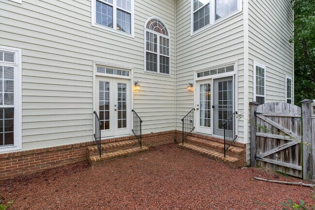 Building Photo - Spacious, Light-Filled Home in the Desirable Broadlands