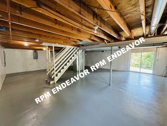 Building Photo - Spacious 4 bedroom, 2.5 bath home availabl...