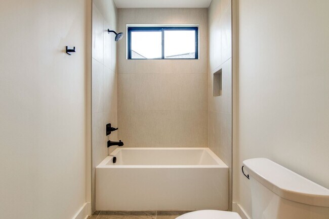 Building Photo - Like New 4 Bedroom Luxury Home in Franklin TN