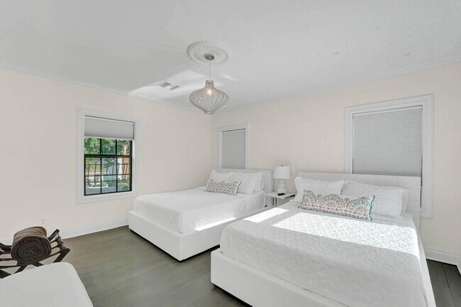 Building Photo - 614 Poinciana Dr