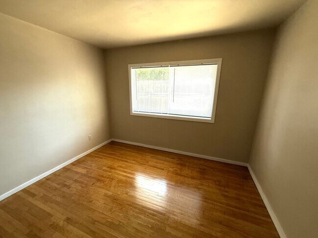 Building Photo - Prater Properties 2