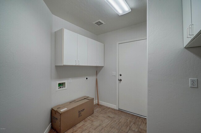 Building Photo - 6410 E Carolina Dr
