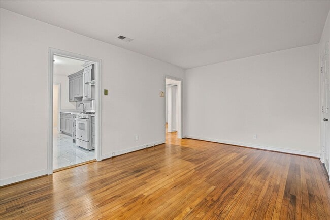 Building Photo - CHARMING MIDTOWN COTTAGE with Updated Kitchen