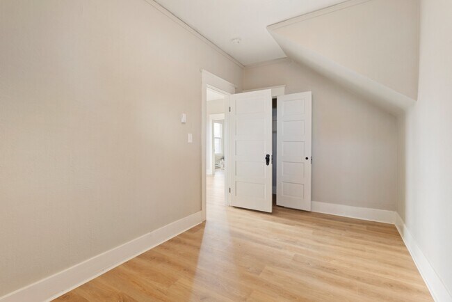 Building Photo - Charming 2BR Home in Prime Tacoma Location...