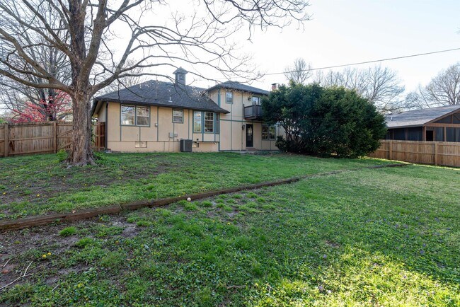 Building Photo - 2916 S Rochelle Ave