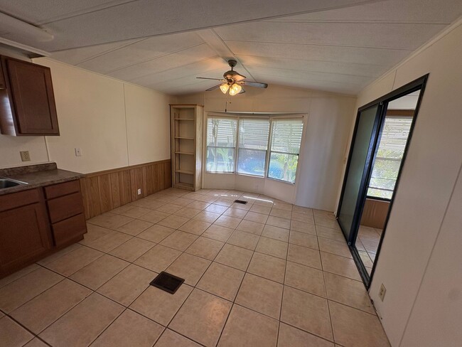 Building Photo - Tavares 1 Bed 1 Bath Waterfront Mobile Home