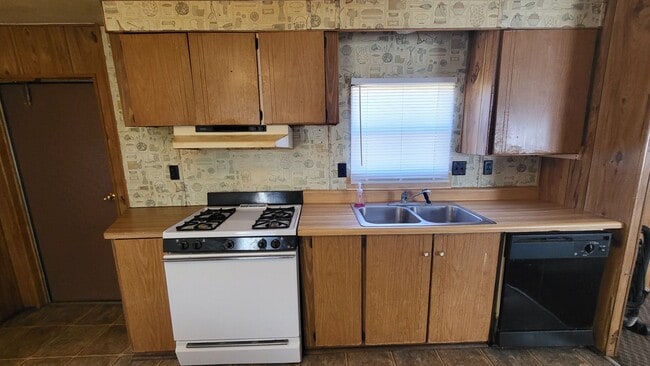 Building Photo - A charming 3-bedroom, 2-bathroom home