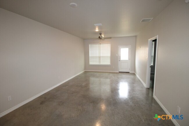 Building Photo - 640 Pacific Crest Trl