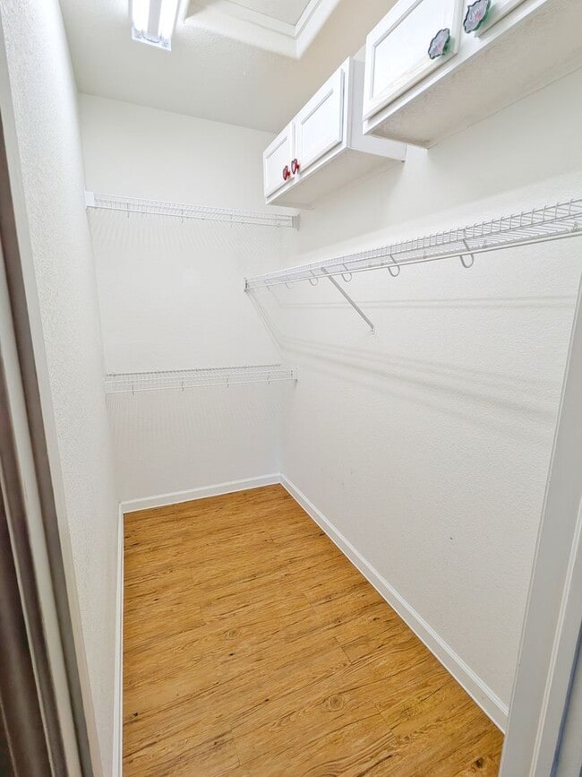 Building Photo - 2 Bedroom 2 Bath 2 Car Garage Condo in Braodmore Area