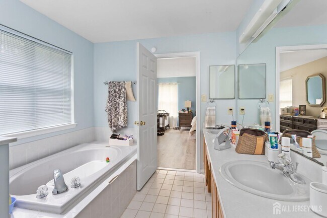 Building Photo - 38 Larkspur Dr
