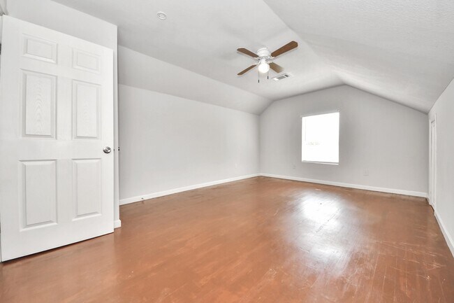 Building Photo - 7504 Elm St