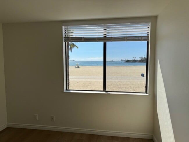 Building Photo - Steps from Alamitos Beach! Modern 1 bed 1 ...