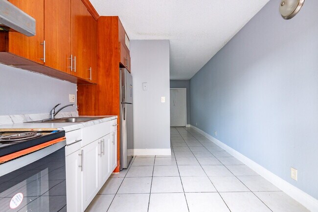 Building Photo - Charming 2-Bedroom Apartment – Fully Furni...