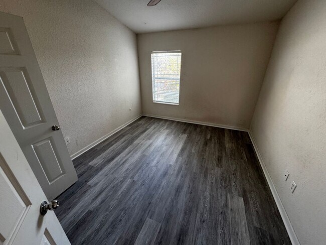 Building Photo - Beautiful 3BR/2.5BA Townhome with Water View in Fore Ranch