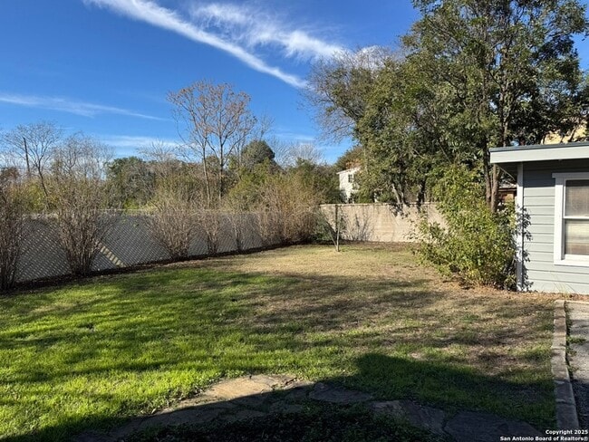 Building Photo - 207 E Terra Alta Dr