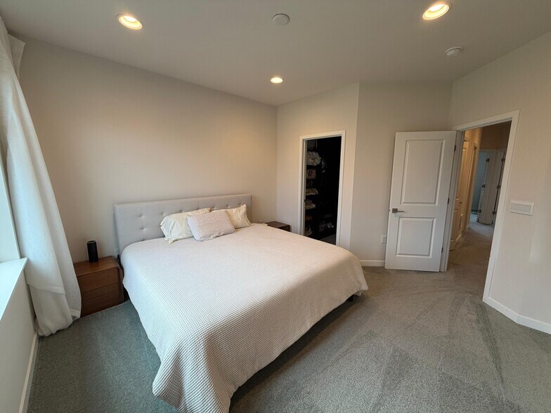 Building Photo - 540 NE Daisy Walk