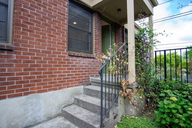 Building Photo - Charming NW 1-Bed Ready Late May!