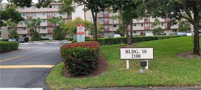 Building Photo - 2108 S Cypress Bend Dr