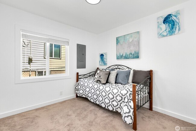 Building Photo - Remodeled, move in condition!