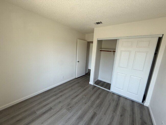 Building Photo - Rare Remodeled 5 Bedroom 2.5 Bath Tri Level in Vacaville