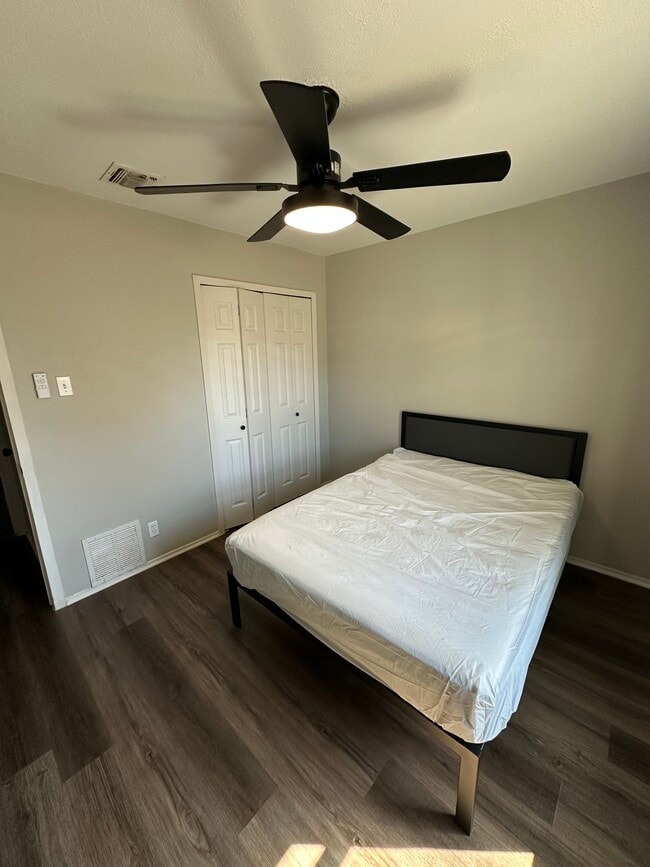 Building Photo - 7427 Slippery Elm St