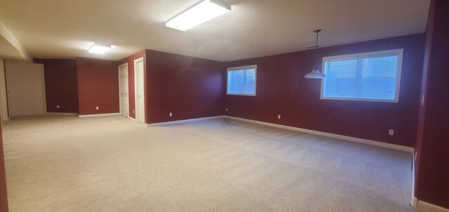 Building Photo - Large 5 bedroom 3 bathroom home!