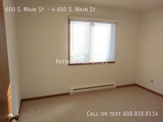 Building Photo - 2 bedroom/ 1 bath apartment in Deerfield, WI