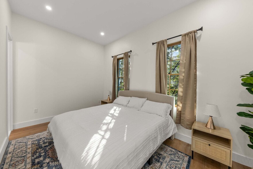 Building Photo - 10 Hausman St