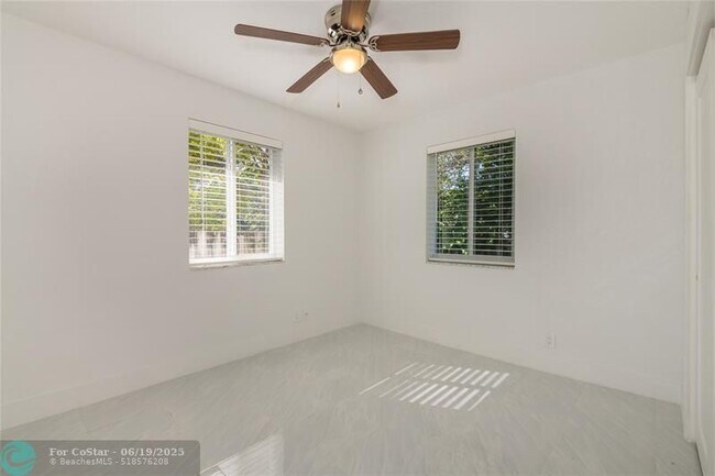 Building Photo - 430 SW 9th Ave