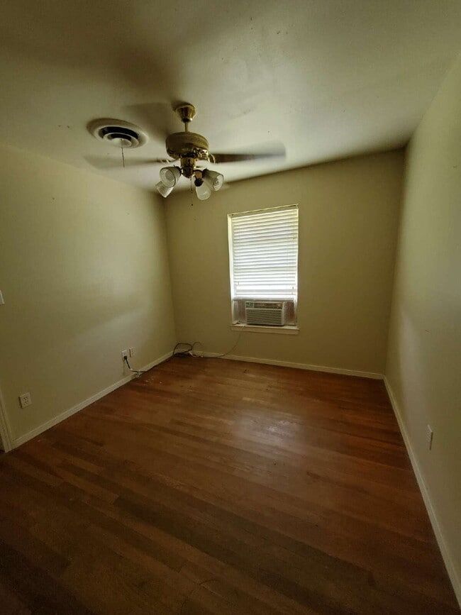 Building Photo - "Charming Cresson Retreat: Cozy 2-Bed Home...