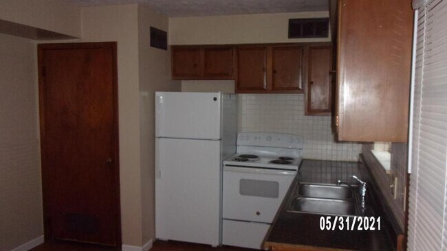 Building Photo - 470 Brentwood Dr
