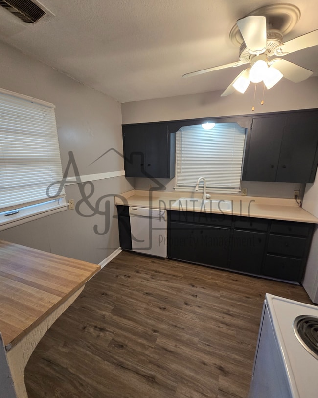 Building Photo - 714 S Chestnut St