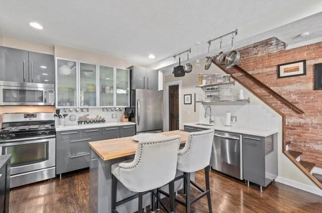 Building Photo - *Beautifully Updated & Spacious 3BD/2.5BA ...