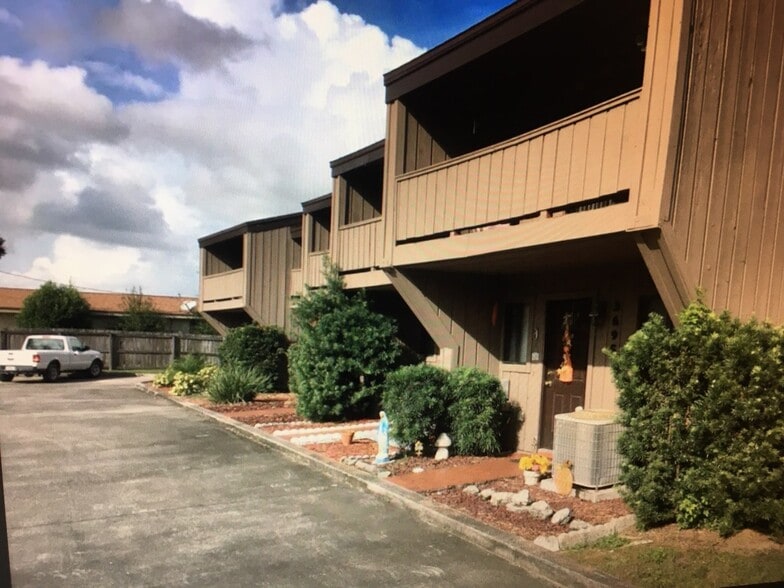 Building Photo - 3695 Royal Oak Dr