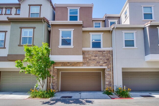 Building Photo - Excellent 4 Bed 2.5 Bath Town Home!