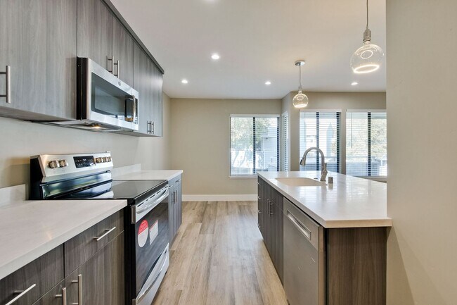 Building Photo - Stunning Modern Almost New Condo, Pets Welcome!