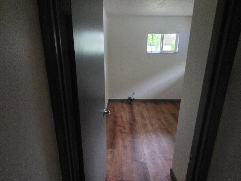 Building Photo - 354 Catron St N