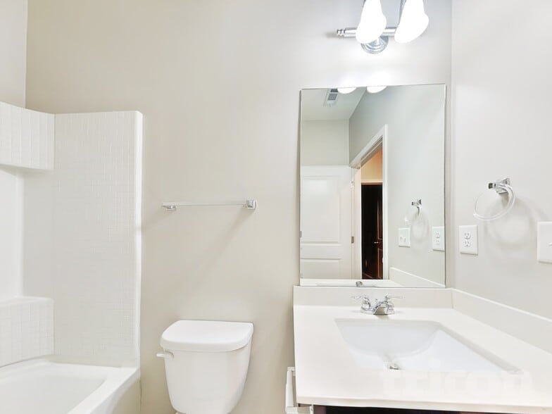 Building Photo - 2137 Hudson Dr