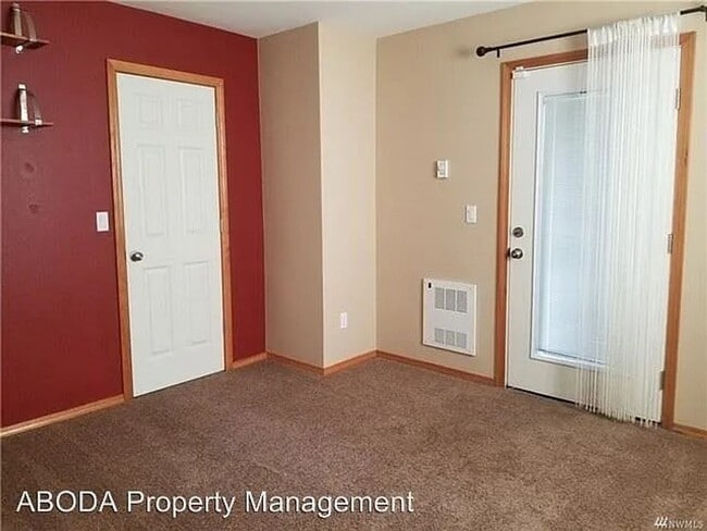 Building Photo - Spacious 4 Bedroom Townhome with Private F...